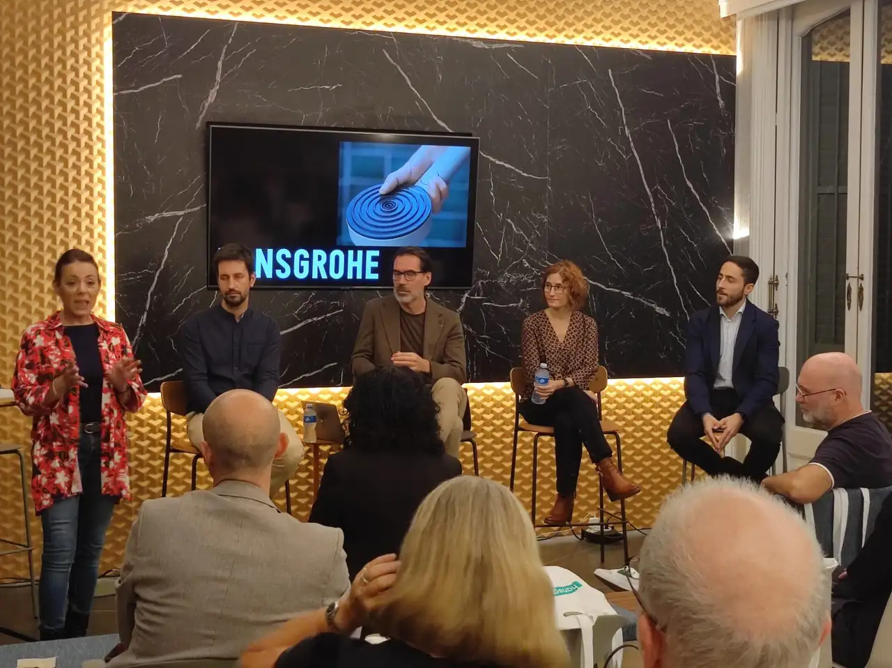 Mafalda Segués, manager del espacio WeContract BCN durante la presentación de la mesa redonda organizada por Hansgrohe y ESDI.