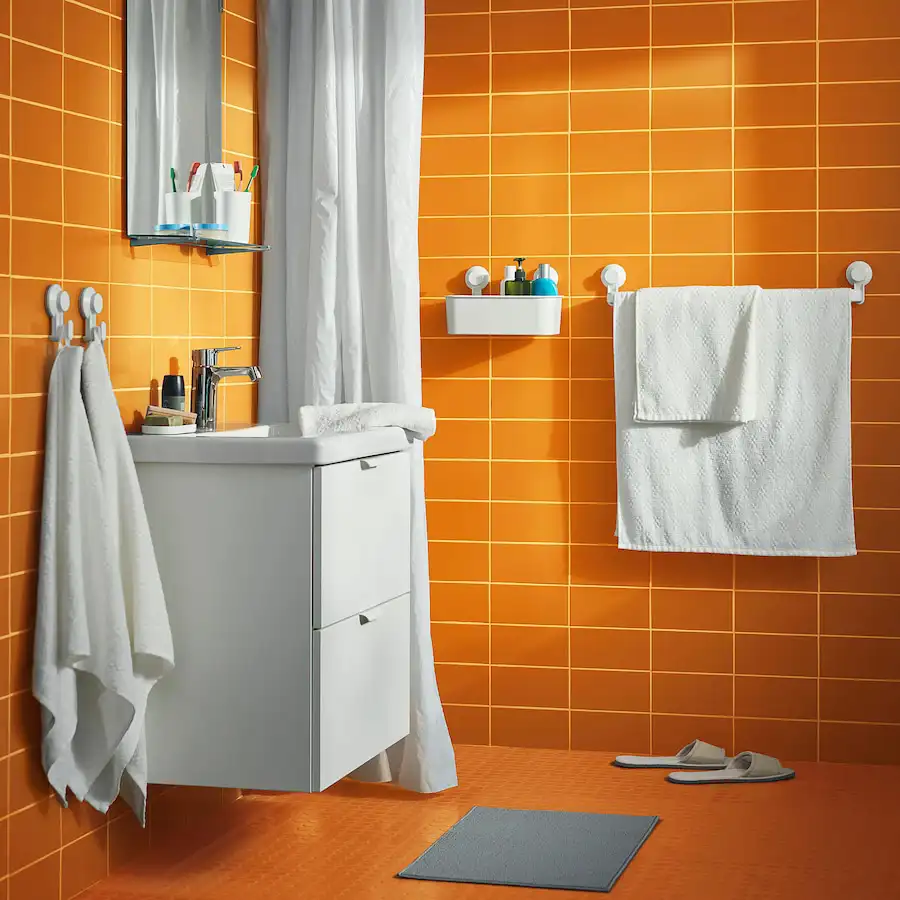 cortina blanca en baño naranja