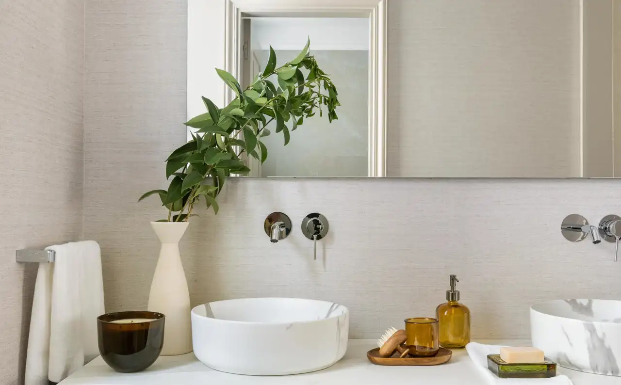 baño con doble lavabo y mueble de madera con patas