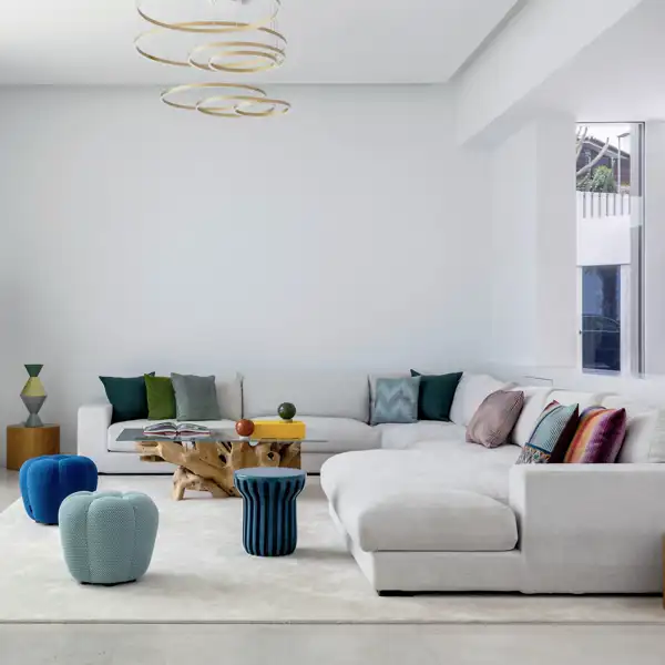 Una casa en blanco impoluto con toques de color que transmite elegancia, comodidad y tranquilidad