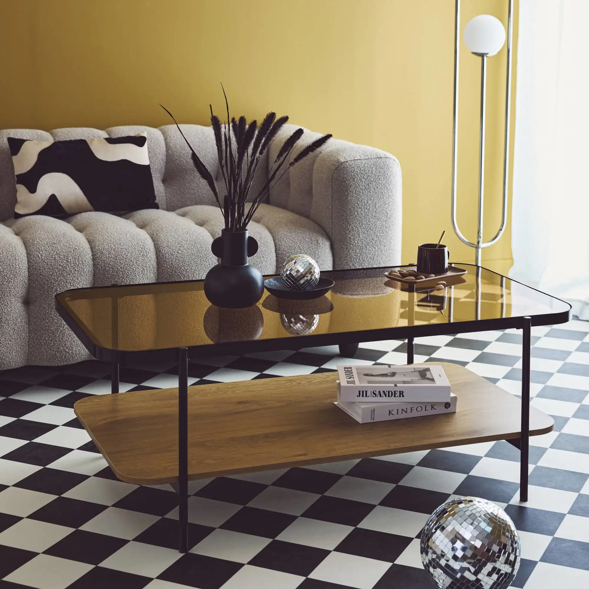 mesa de centro vintage de metal negro con tapa de crista y decoracion