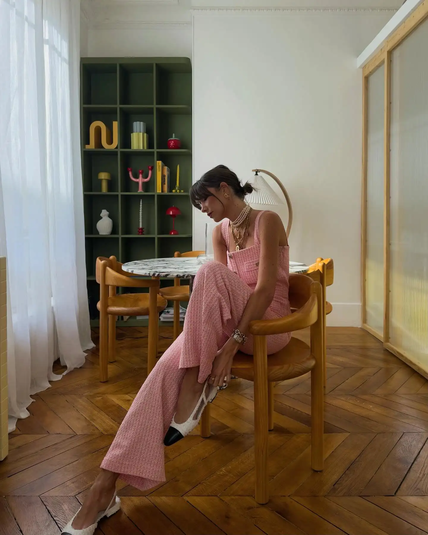 Comedor con librería verde 