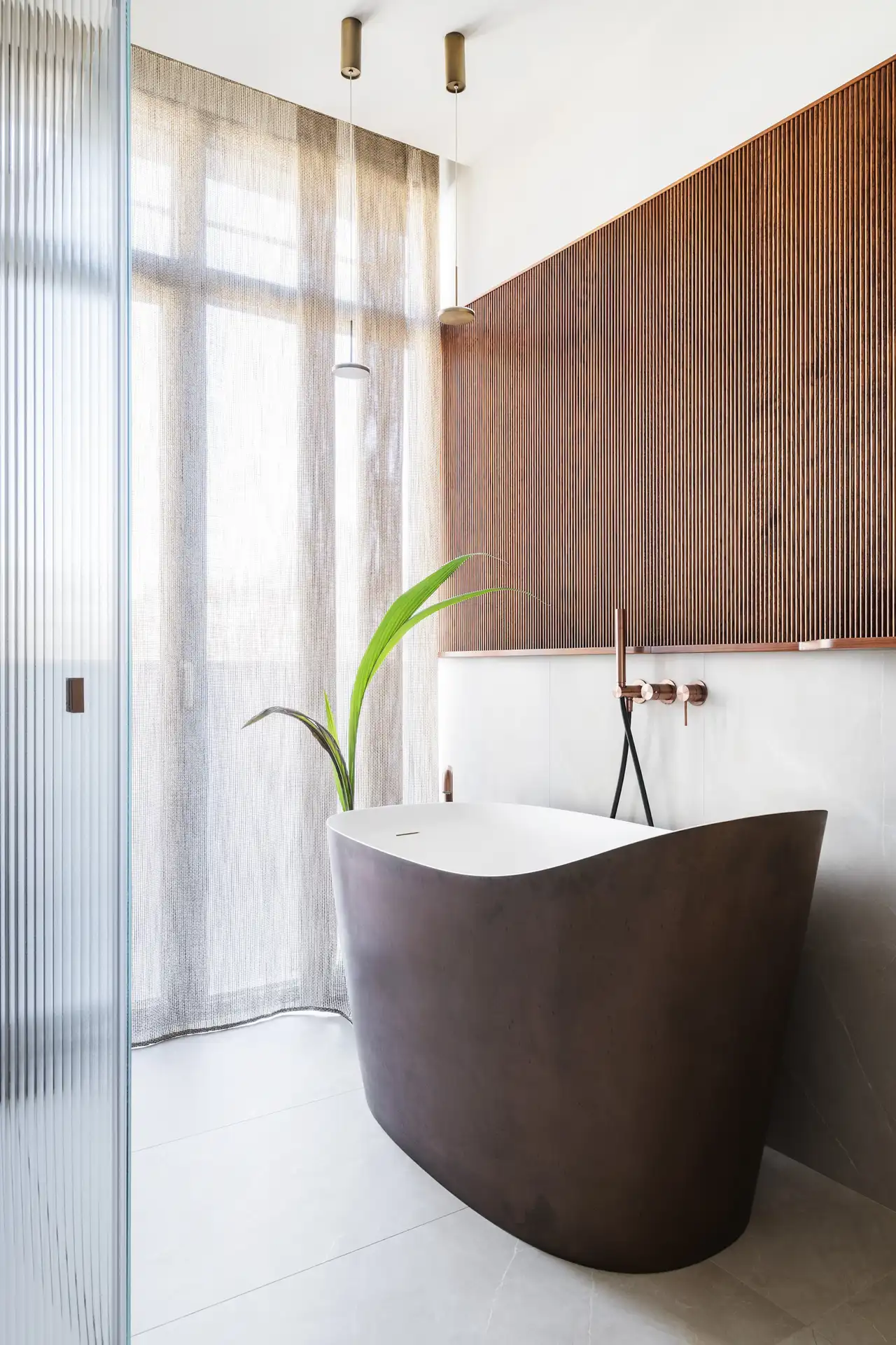 El baño más grande se ha concebido como una auténtica salle de bain, rodeada de acabados de una elegancia contemporánea. Pavimento, de Serenissima, y grifería, de Gessi.  