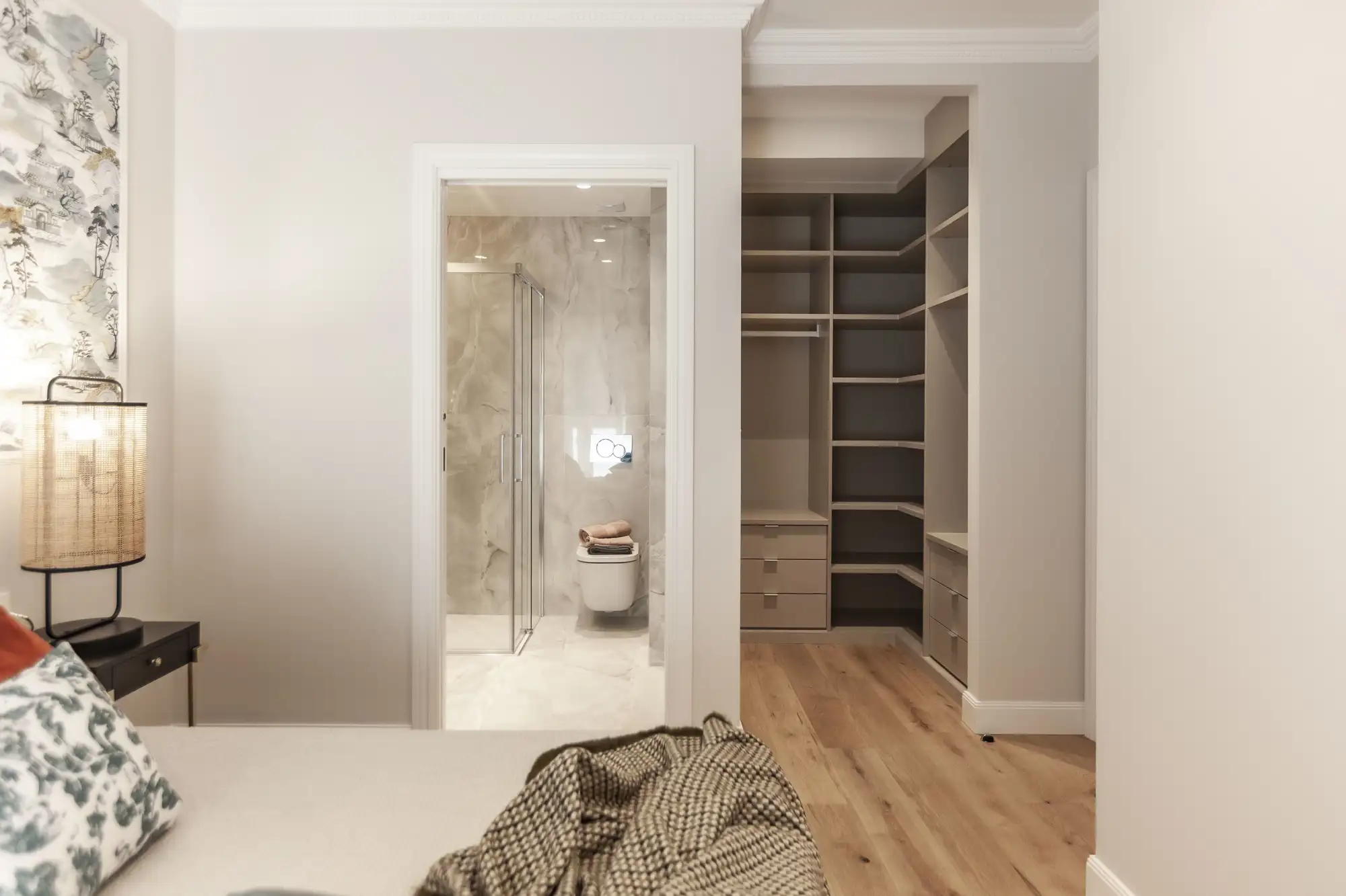 dormitorio en suite con baño y vestidor