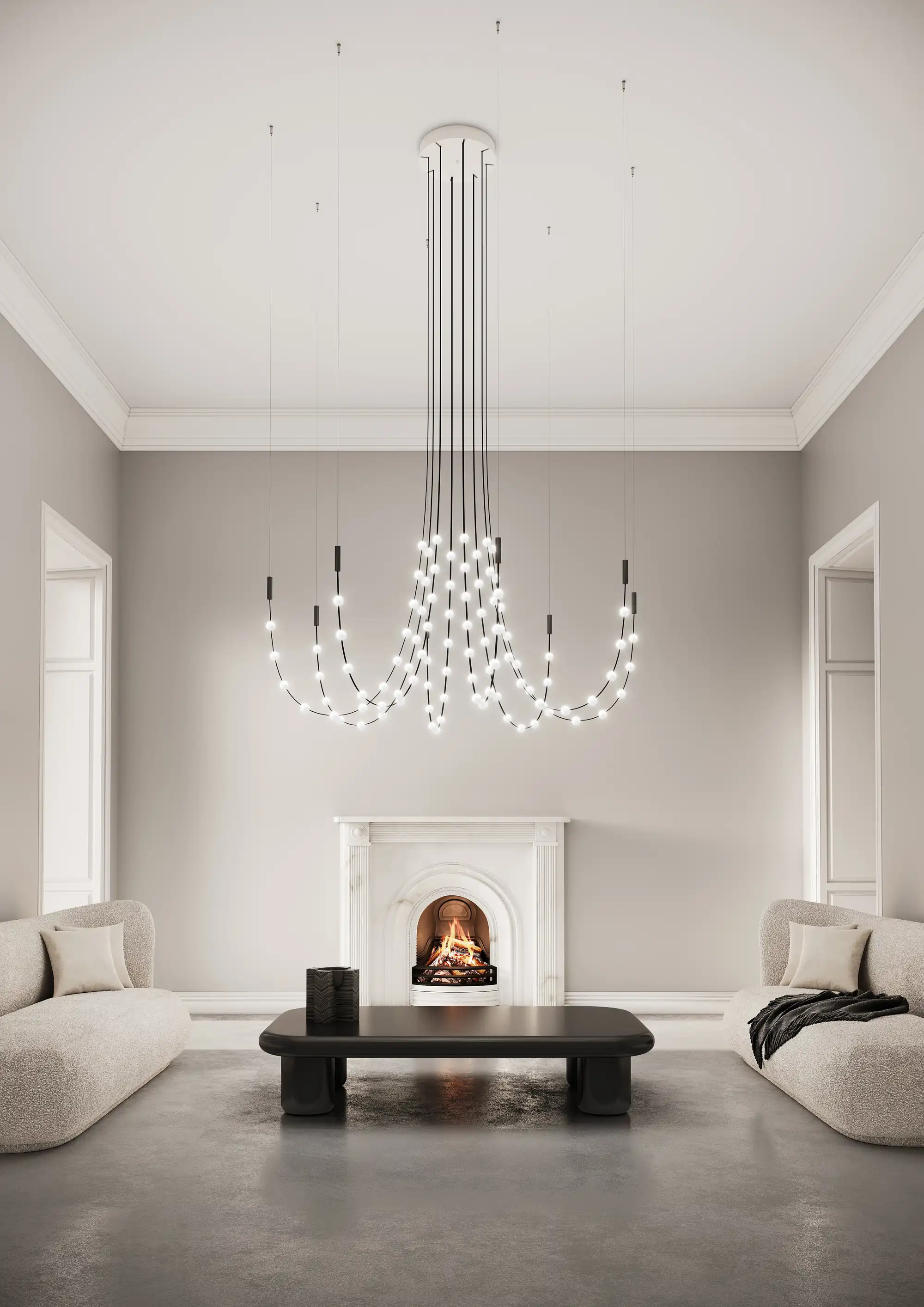 salón blanco con lámpara de araña y chimenea blanca minimalista