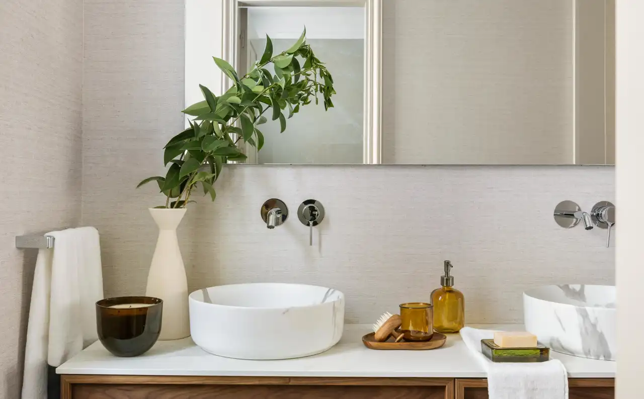 baño con doble lavabo y mueble de madera con patas