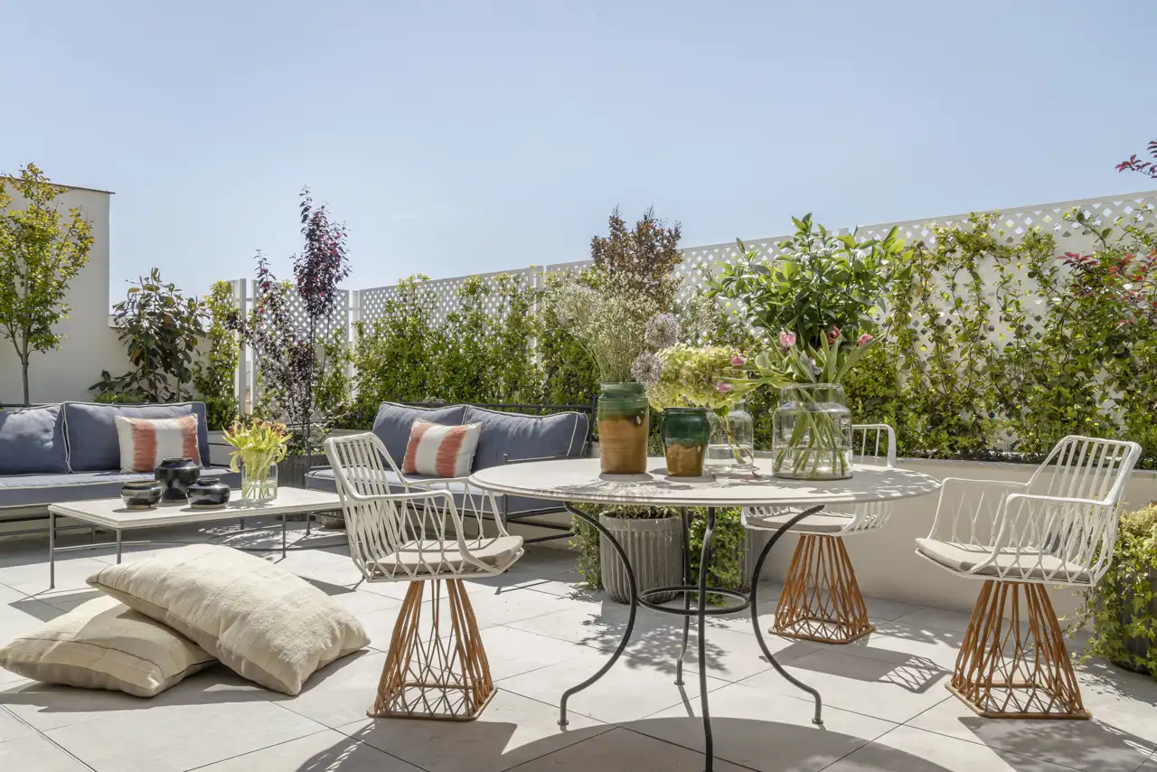  exterior comedor con plantas y zona sofás - casa Tristán Domecq