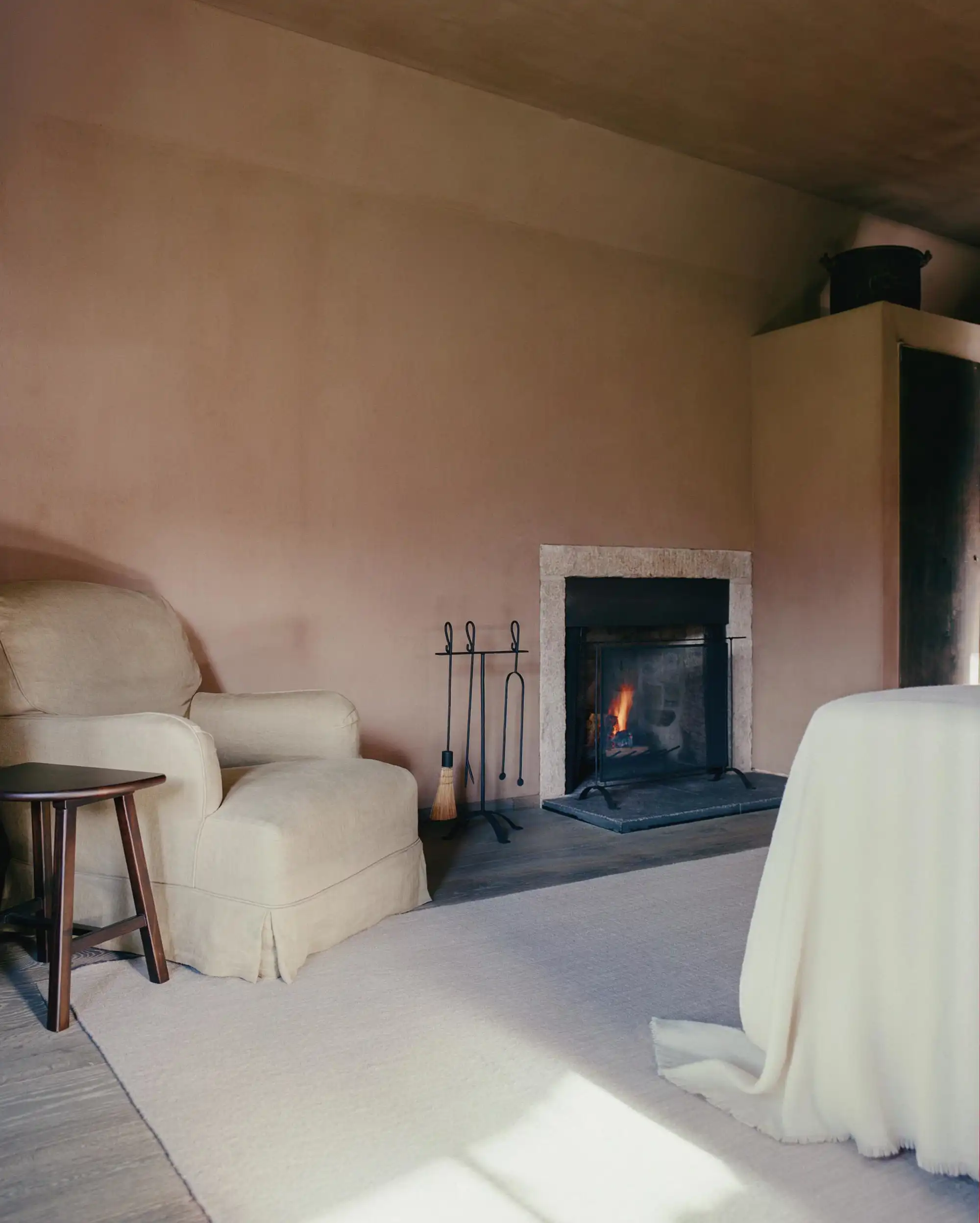 Salón rústico como chimenea 