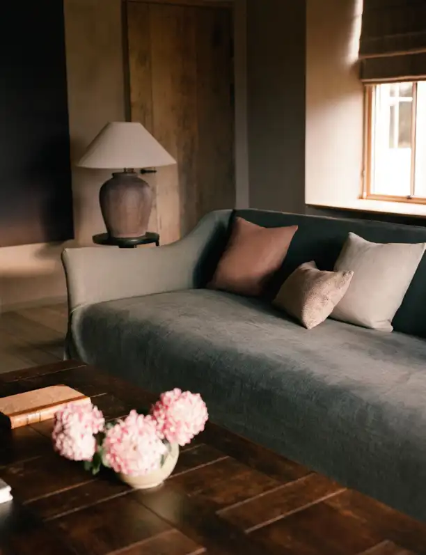 El clan Ortega decoraría así una casa de campo pequeña con piezas de Zara Home rústicas y modernas