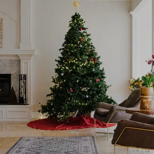 El Corte Inglés abraza el estilo clásico con el árbol de Navidad que ocupa poco espacio y aporta luz y naturalidad