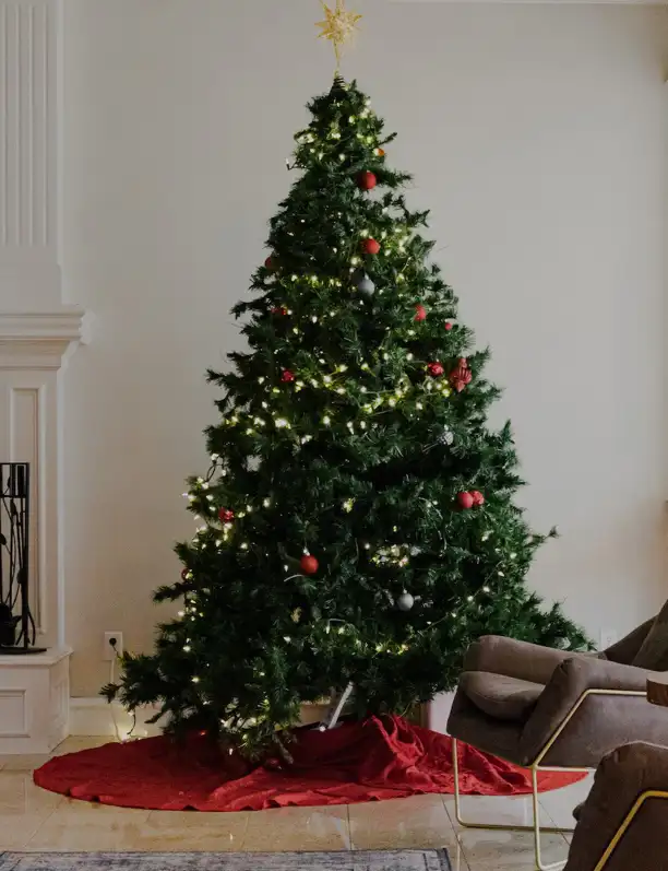 El Corte Inglés abraza el estilo clásico con el árbol de Navidad que ocupa poco espacio y aporta luz y naturalidad