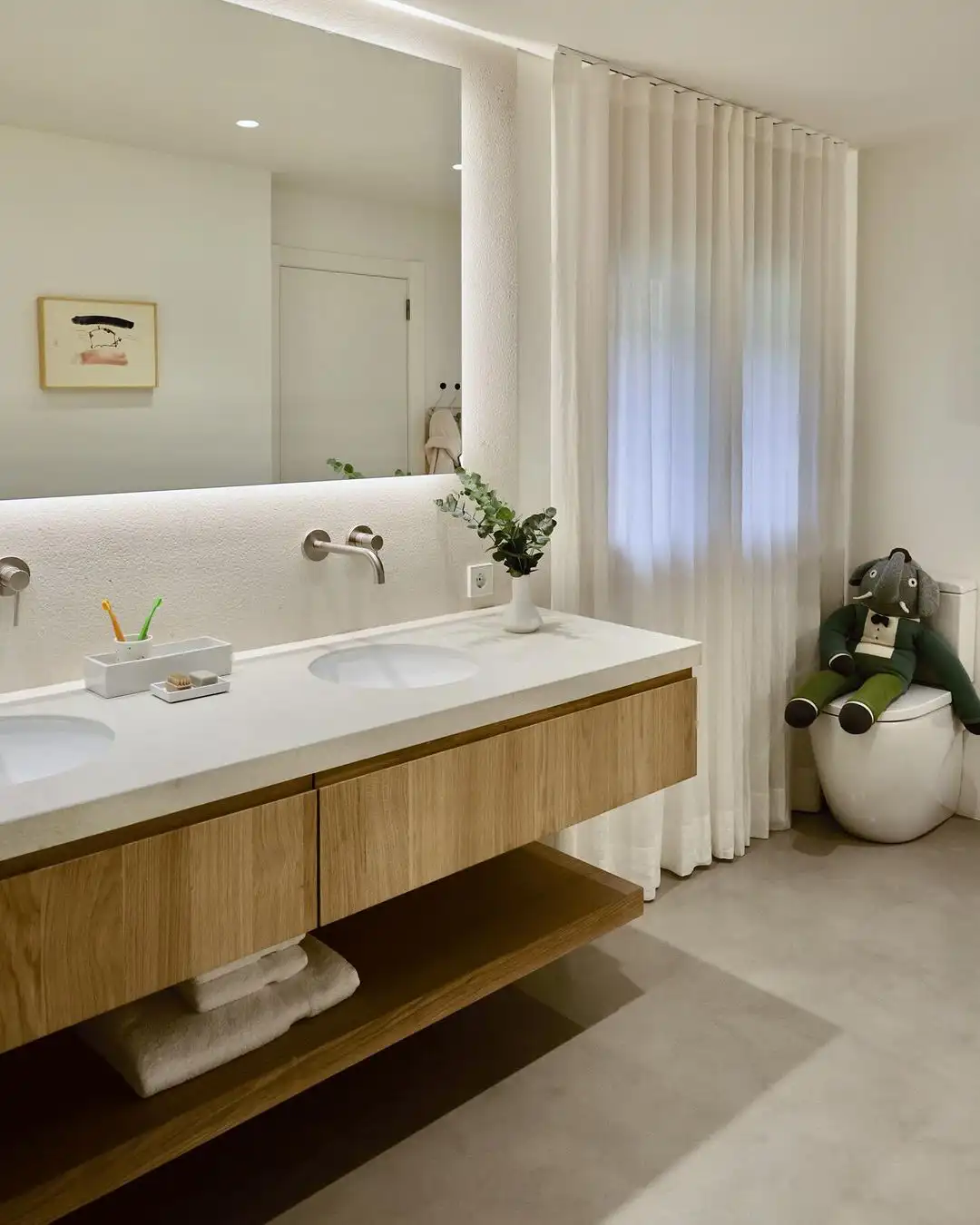 Un baño en blanco y en madera