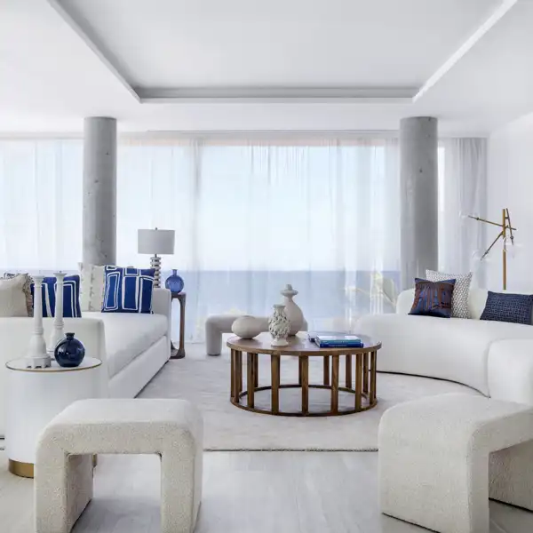 Minimalista y con vistas al mar: esta casa de espacios amplios y muebles de diseño es una joya del Mediterráneo