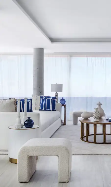 Minimalista y con vistas al mar: esta casa de espacios amplios y muebles de diseño es una joya del Mediterráneo