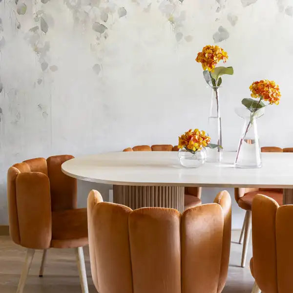comedor papel pintado y sillas color caldera