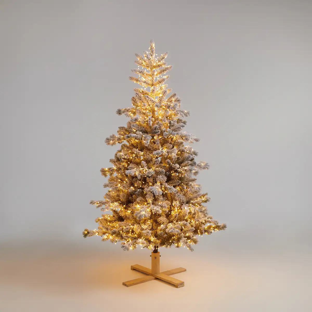 abeto de navidad efecto nevado y luces