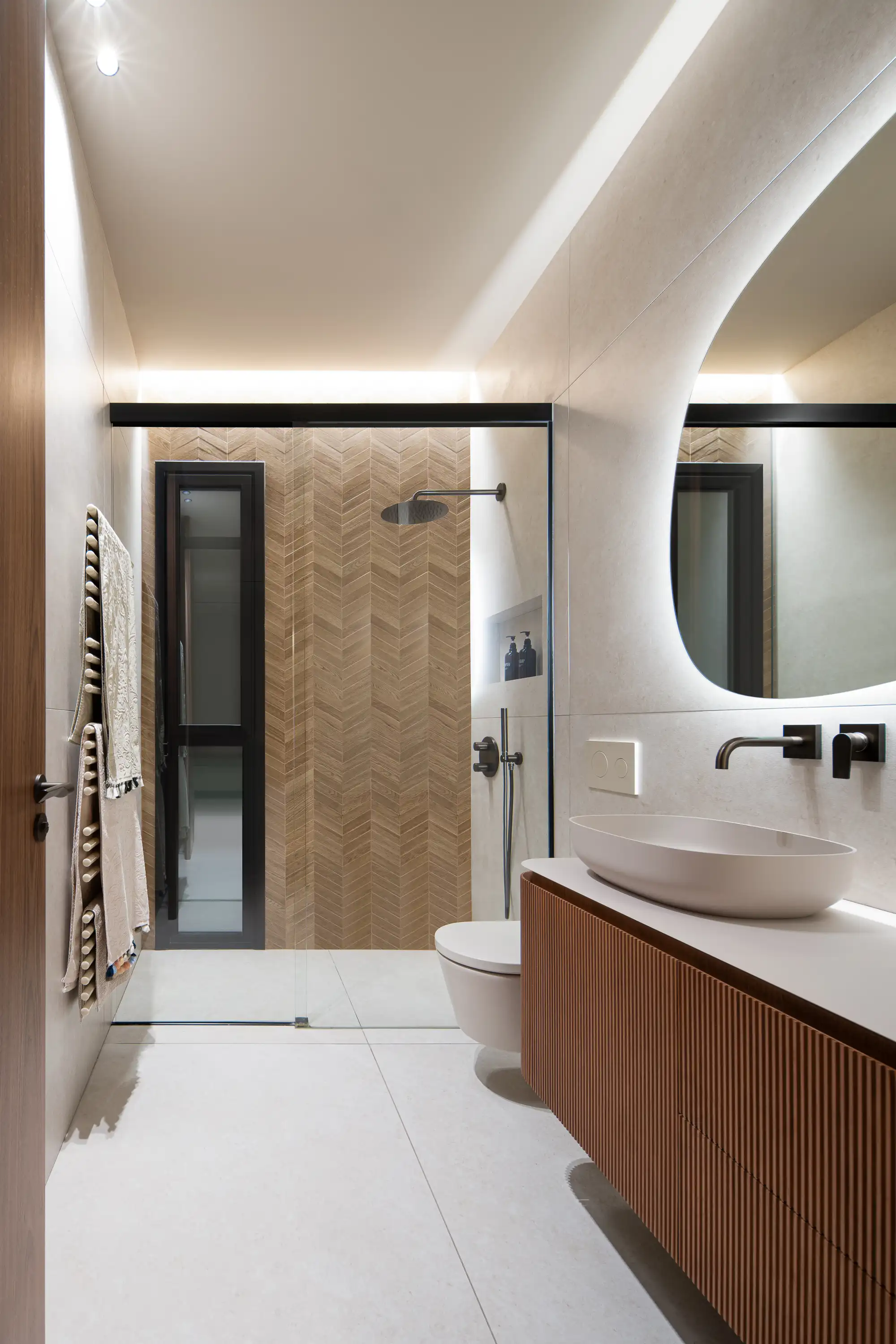 baño con ducha blanco y madera