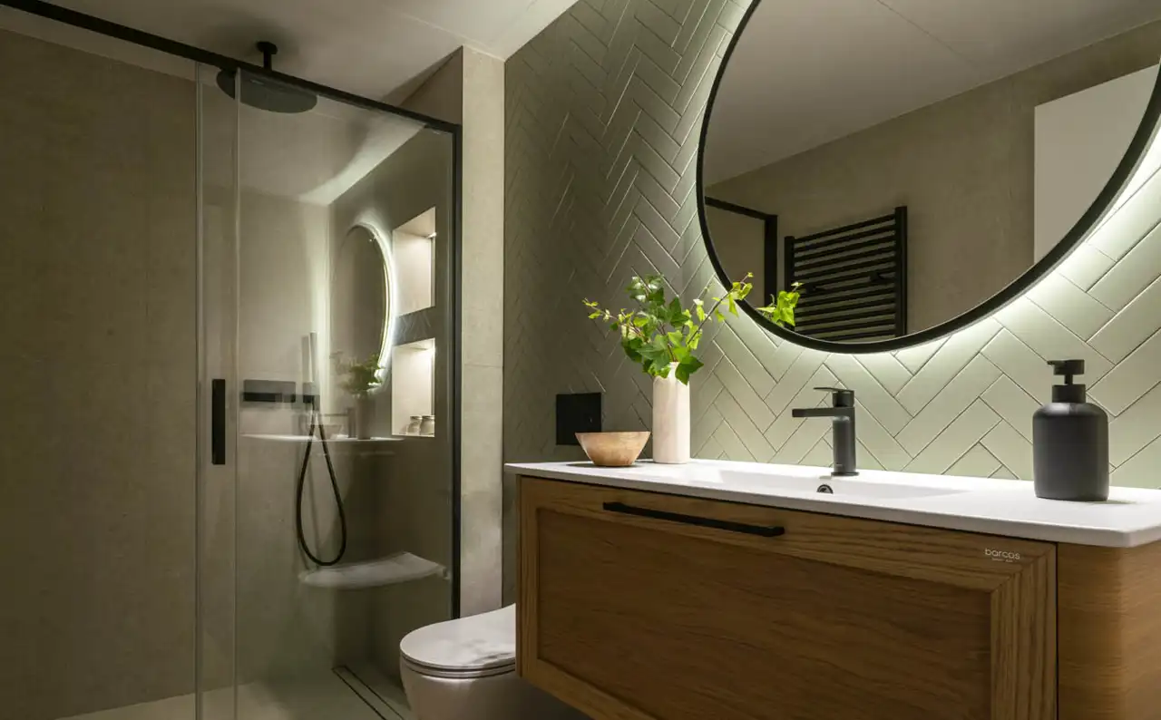 baño invitados revestimiento verde en espiga