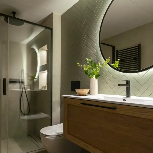 Marcelo Seia, arquitecto, desvela las 10 claves para que un baño pequeño se vea moderno y esté bien aprovechado 