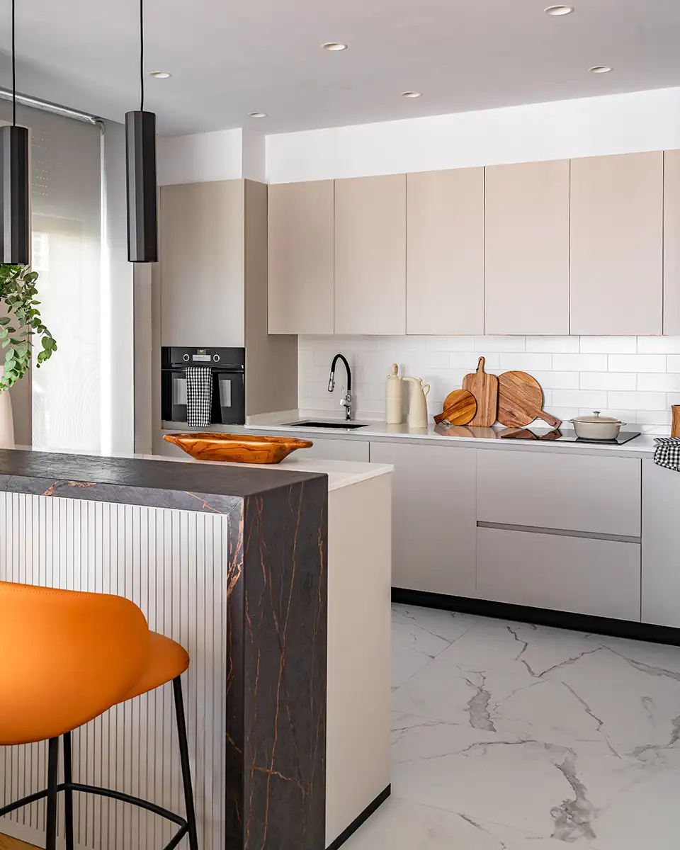 Cocina abierta en tonos neutros
