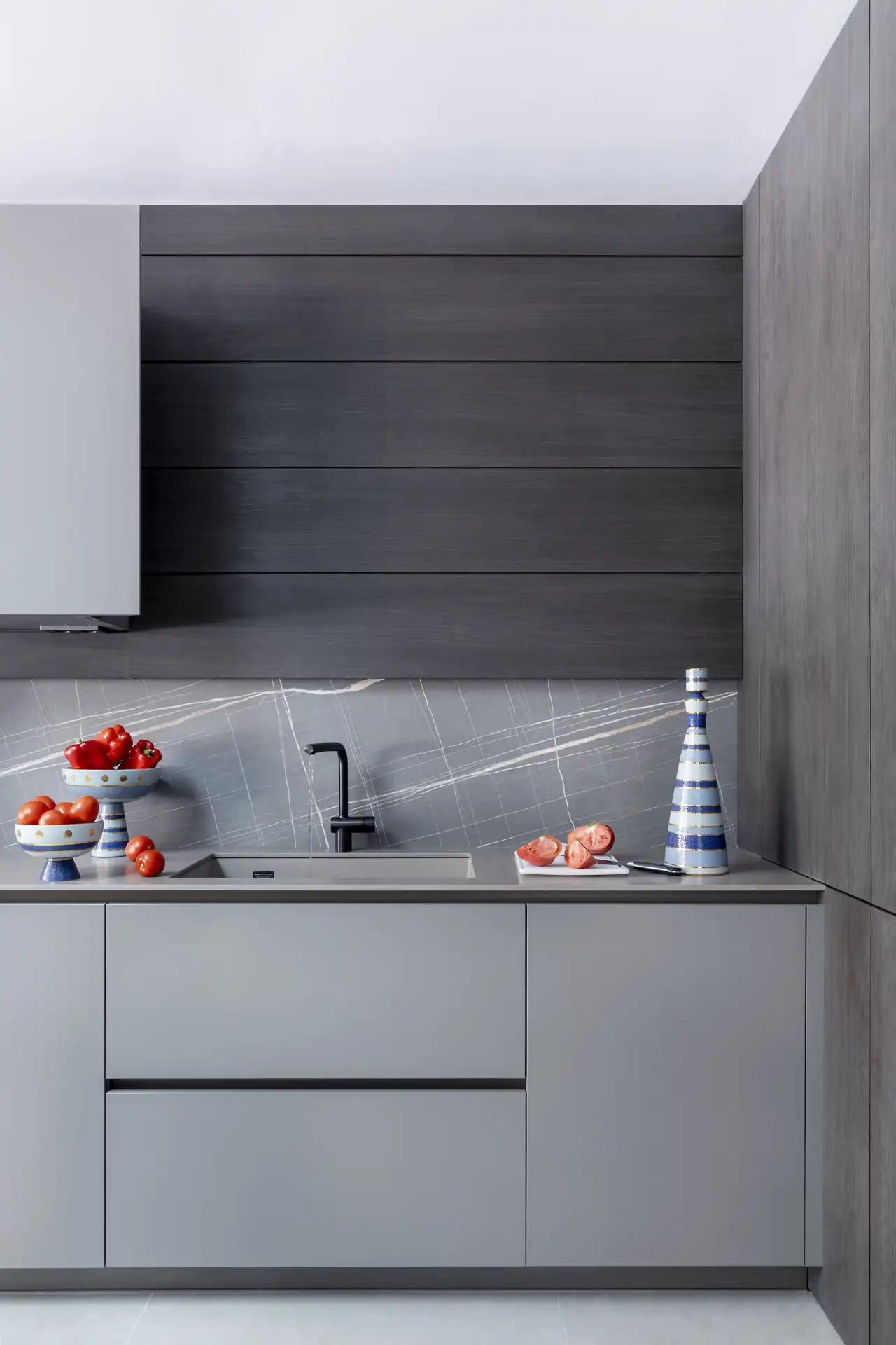Cocina gris con amplio espacio de almacenaje