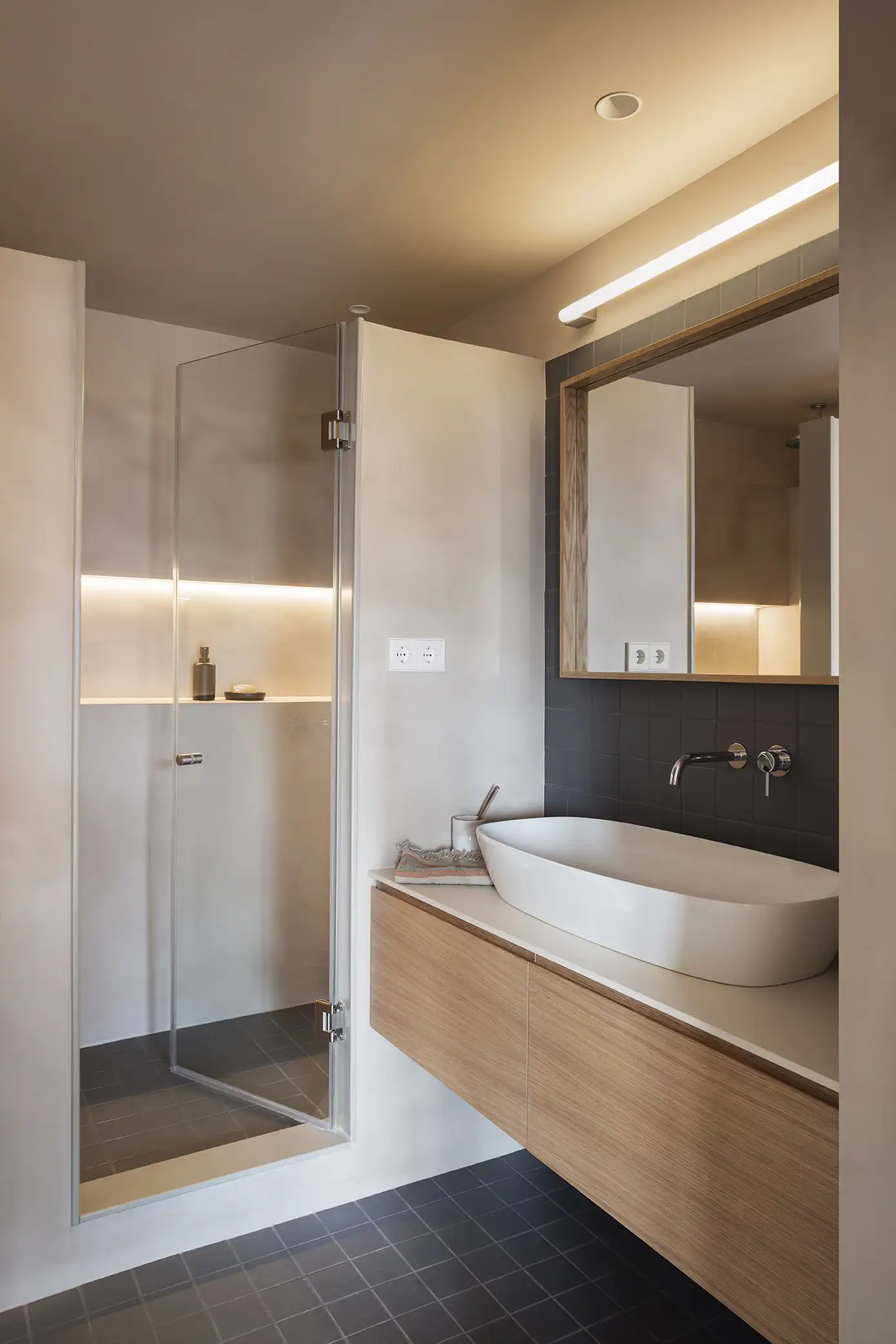 De baño anticuado a cálido y natural