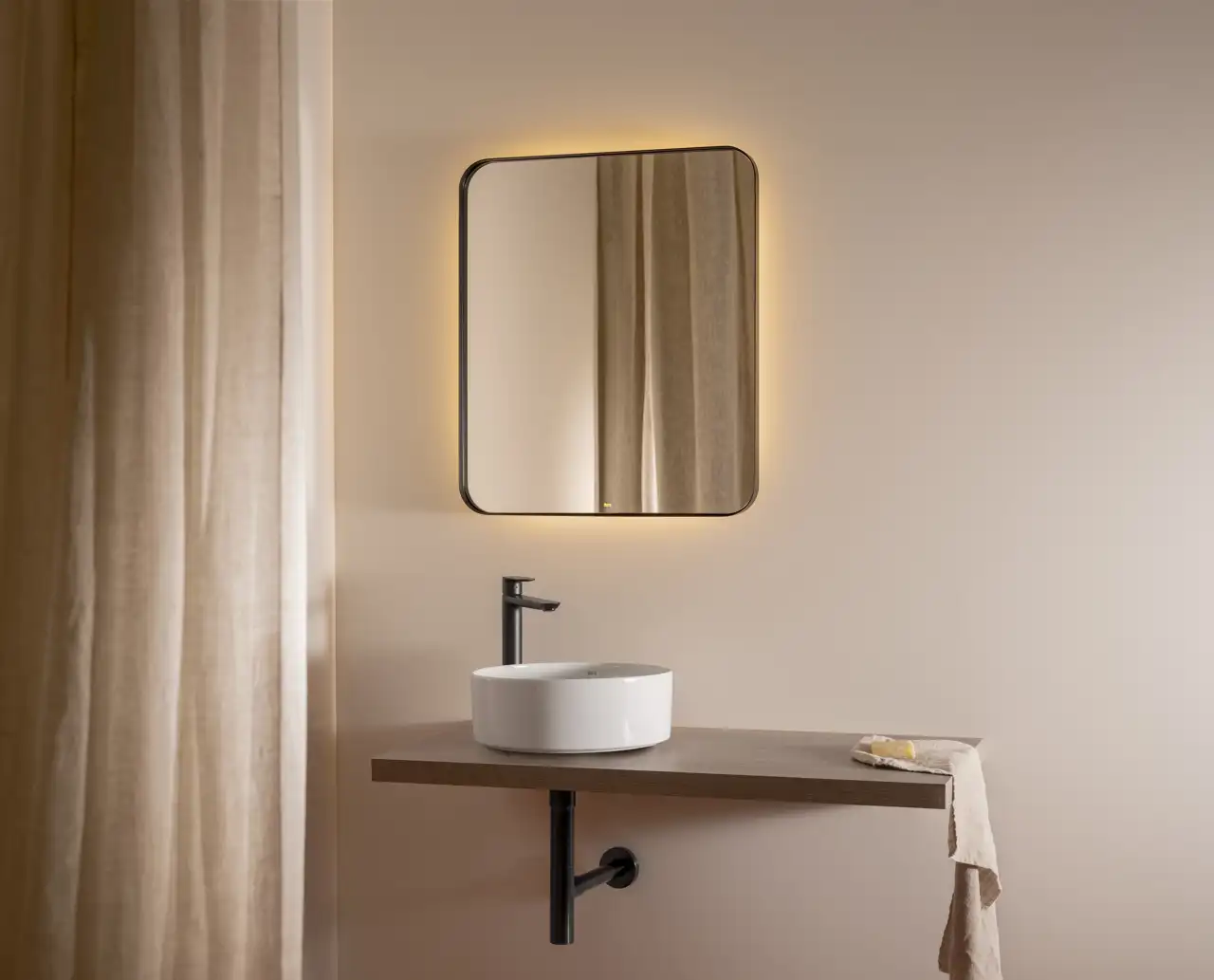 Espejo con retroiluminación de la colección 'Luna', de Roca