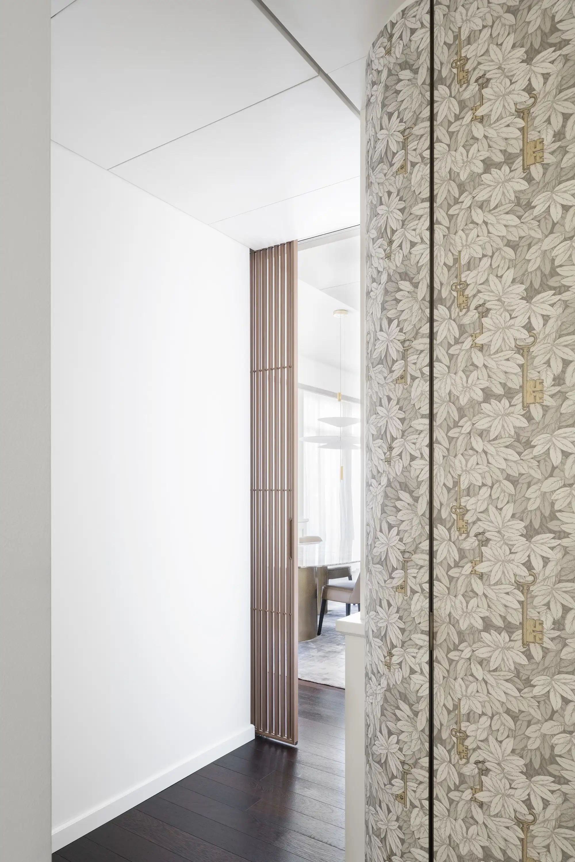 pasillo con pared curva y papel pintado