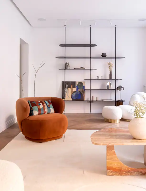 En este piso de estilo moderno destacan las líneas curvas, las obras de arte originales y la luz natural