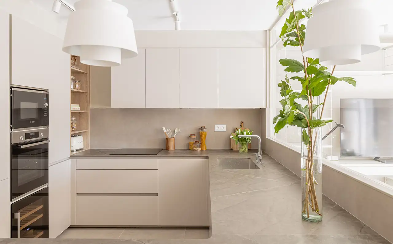 Una cocina en U abierta al salón con todo lo que se necesita