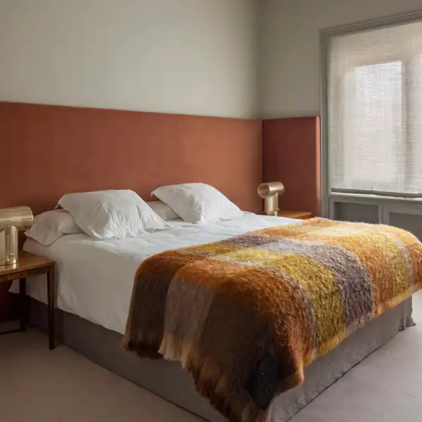 Una manta a los pies de la cama, nuestro nuevo objeto de deseo decorativo