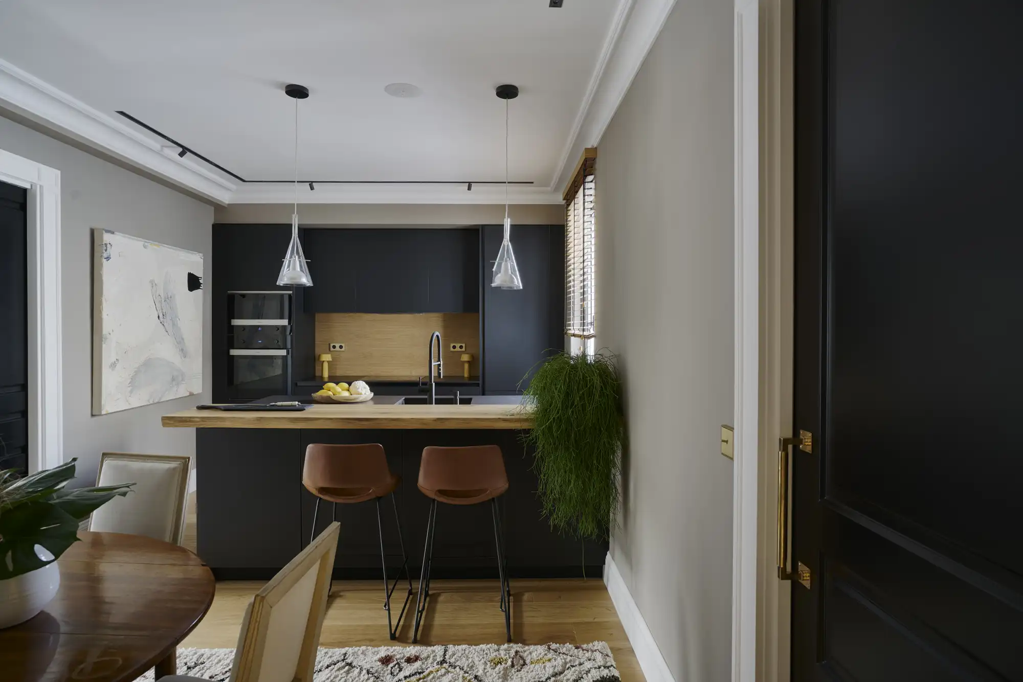 Co´mo decorar un piso pequen~o con colores oscuros y que quede de diez