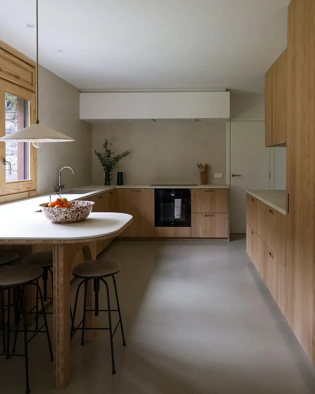 Una cocina que sigue la tendencia con madera natural