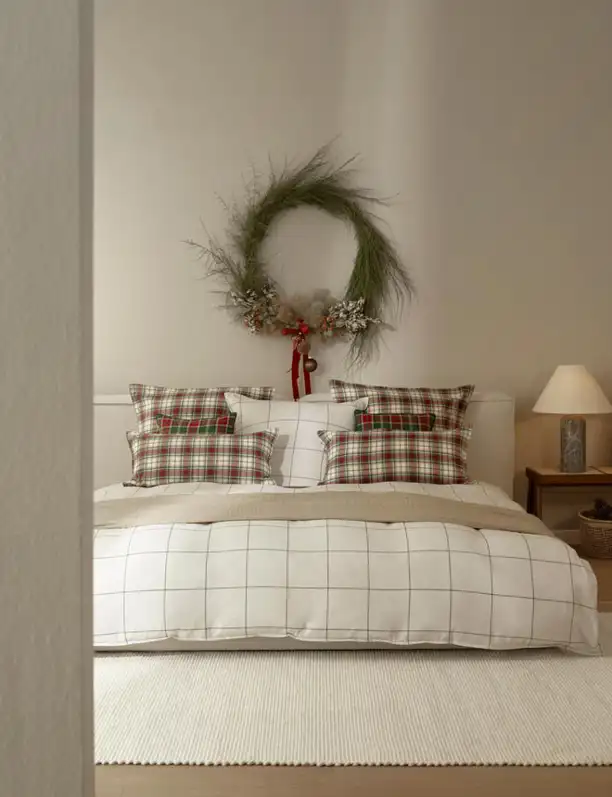 Adiós dormitorios 'Grinch' en Navidad: los adornos navideños más bonitos para decorar la pared del cabecero y las mesitas de noche