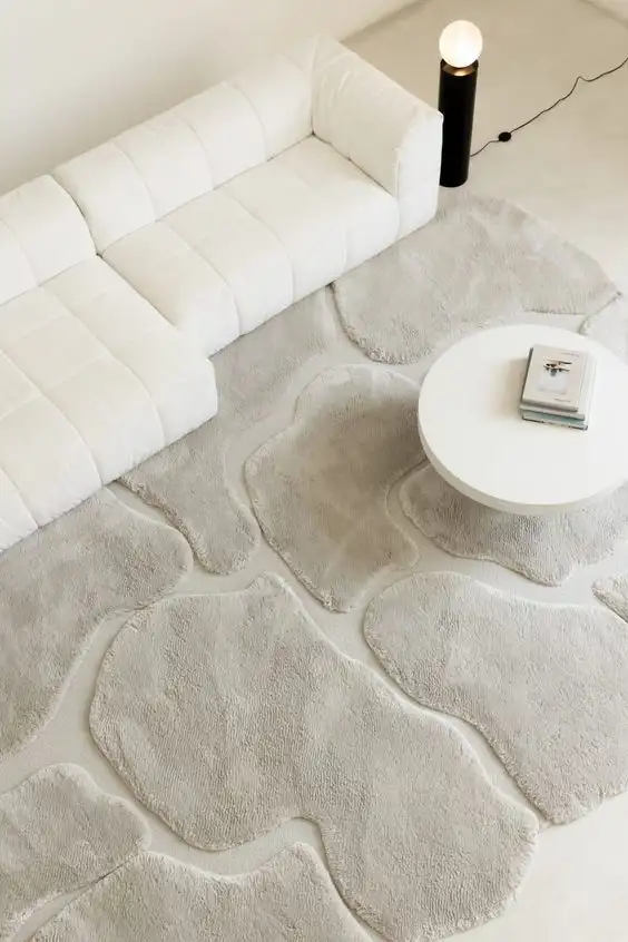 Salón blanco con alfombra 