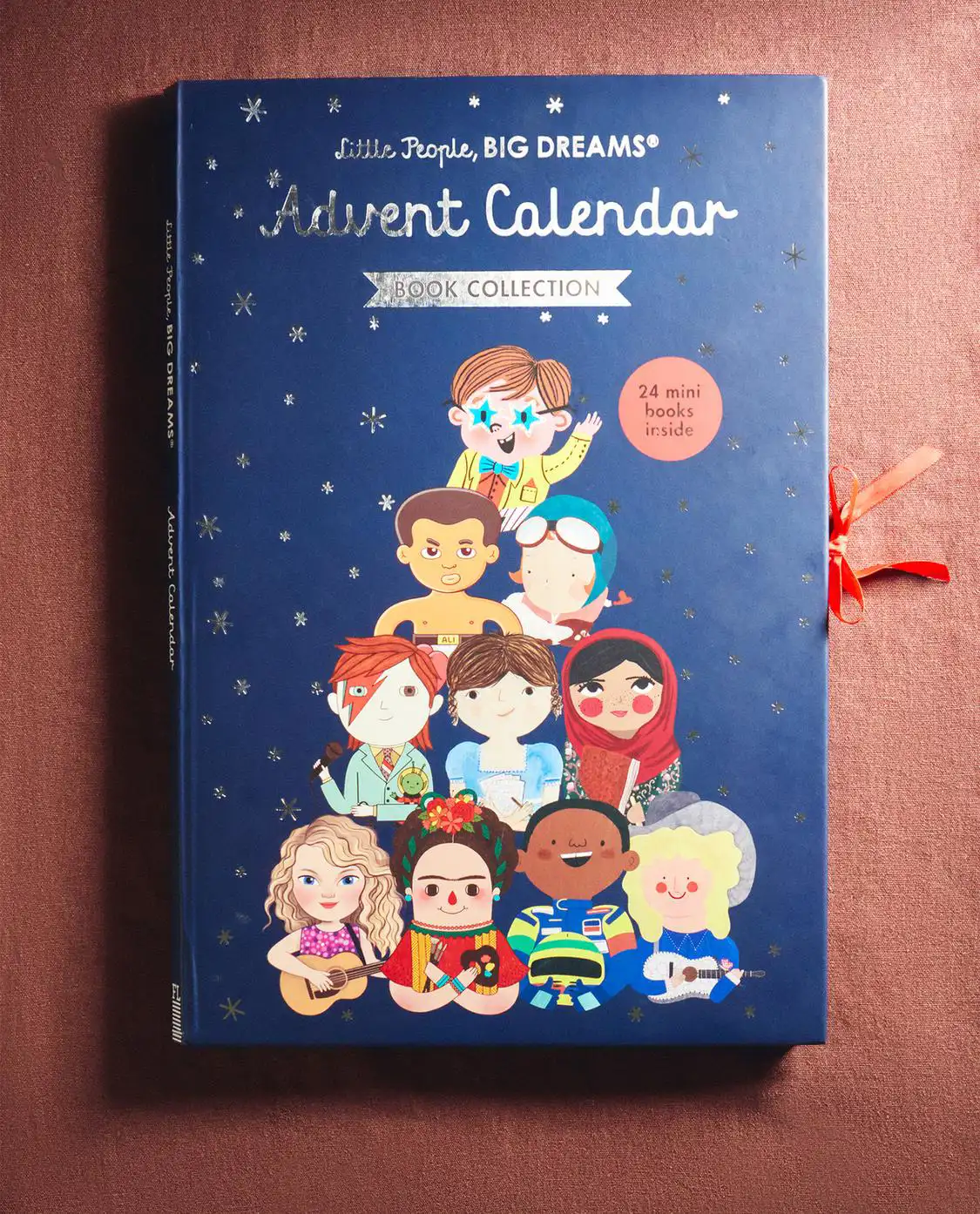 libro en forma de calendario de adviento