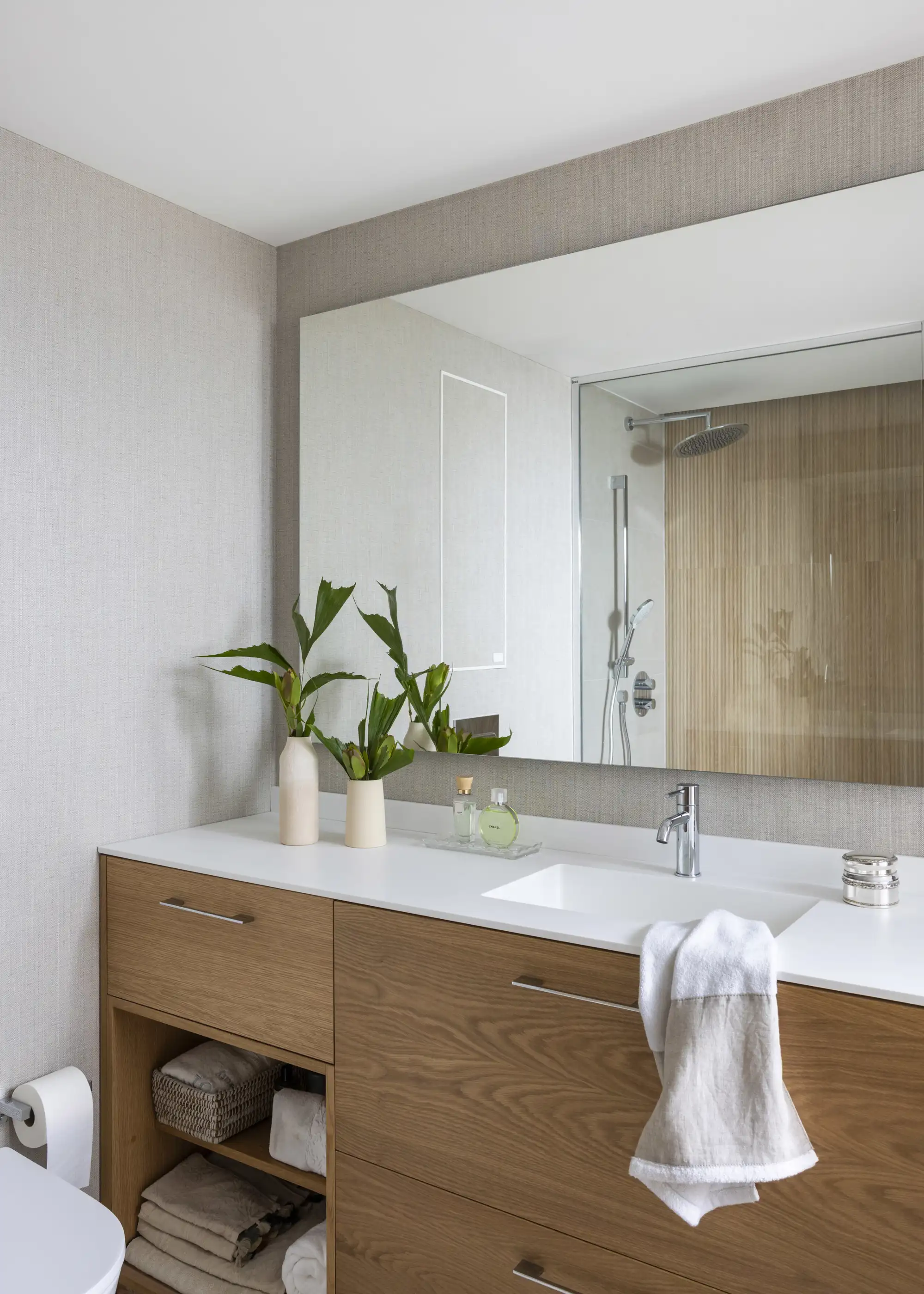 baño con mueble de madera y tonos neutros