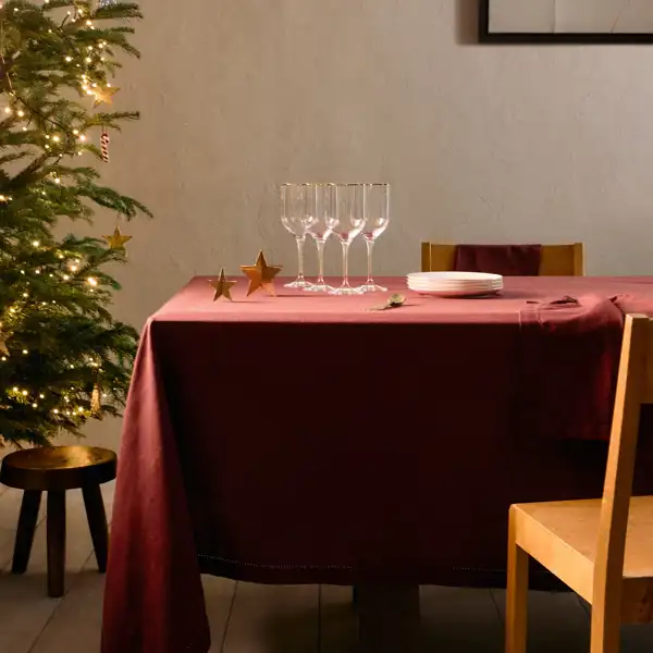 Elimina los manteles blancos de tu comedor: 10 alternativas con los estampados más bonitos para invierno y Navidad