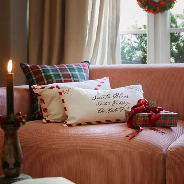 Adiós pisos pequeños abarrotados en Navidad: 8 ideas para decorar tu hogar con adornos, guirnaldas y piezas modernas