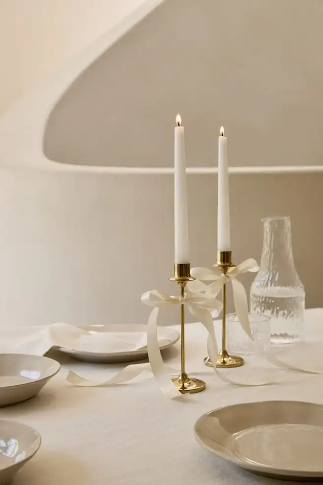 Velas con candelabro dorado 