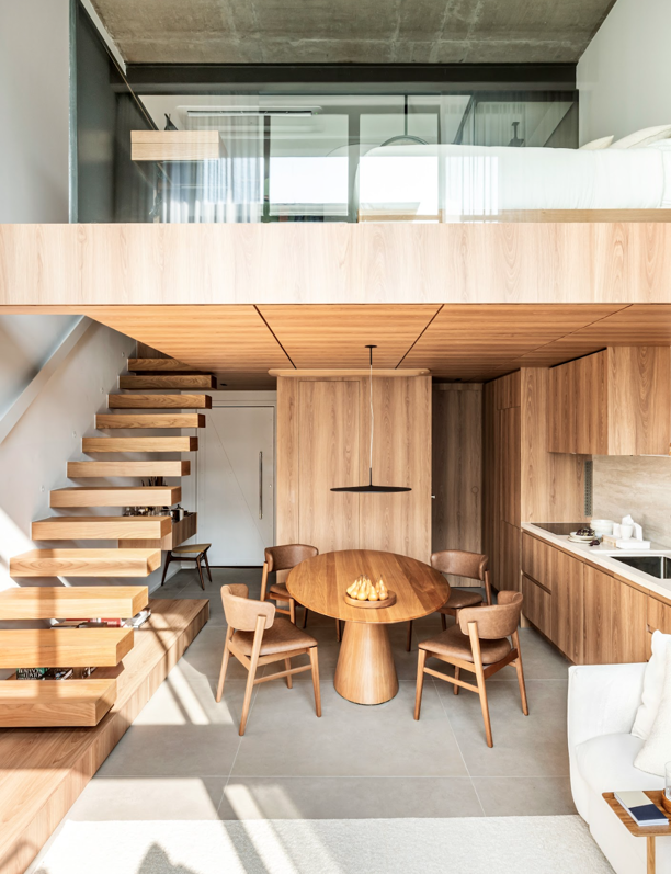 Descubre el loft minimalista de doble altura de un ejecutivo publicitario situado en un distrito lujoso de Brasil