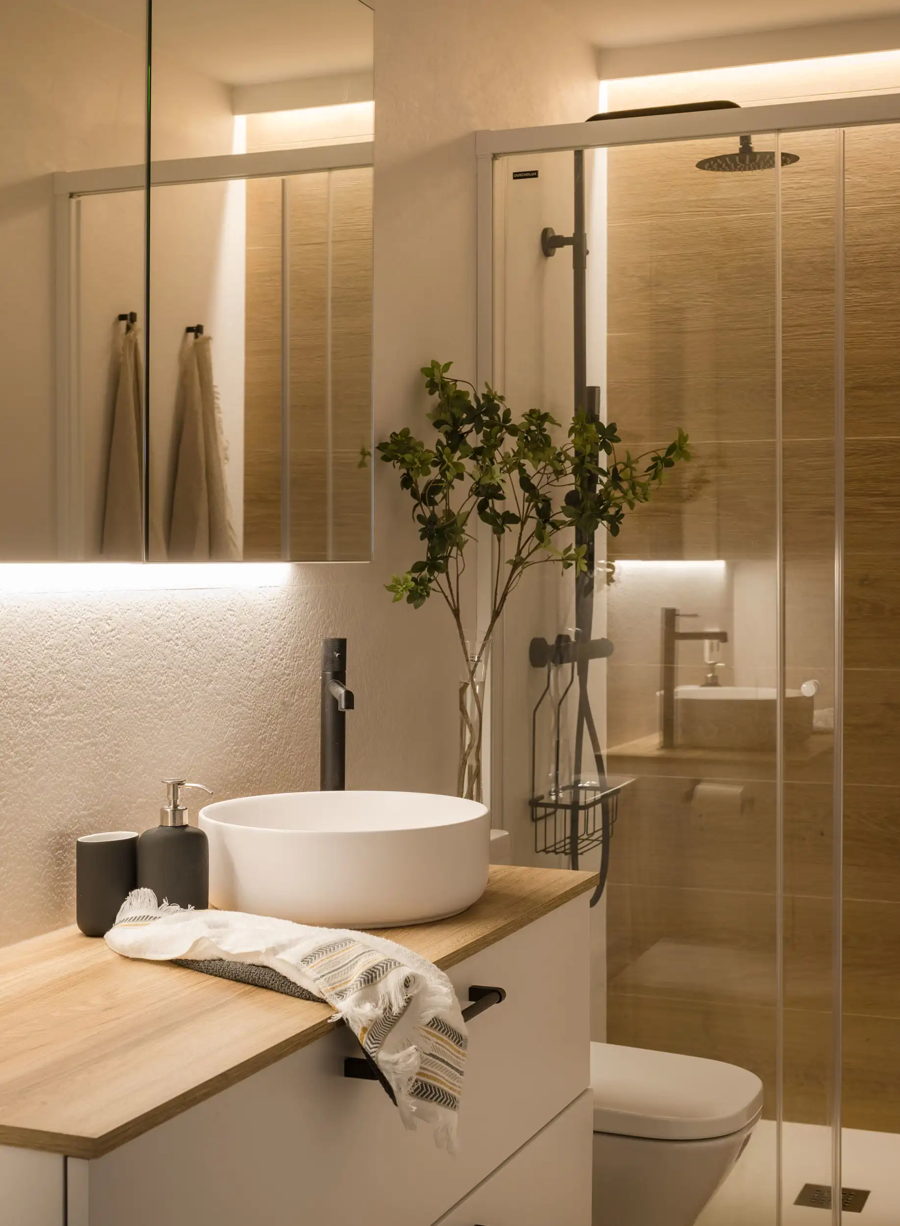 BAÑO PRINCIPAL. Cerámica, sanitarios y muebles, de Jorge Fernández. Atrezzo, de El Corte Inglés y Zara Home.