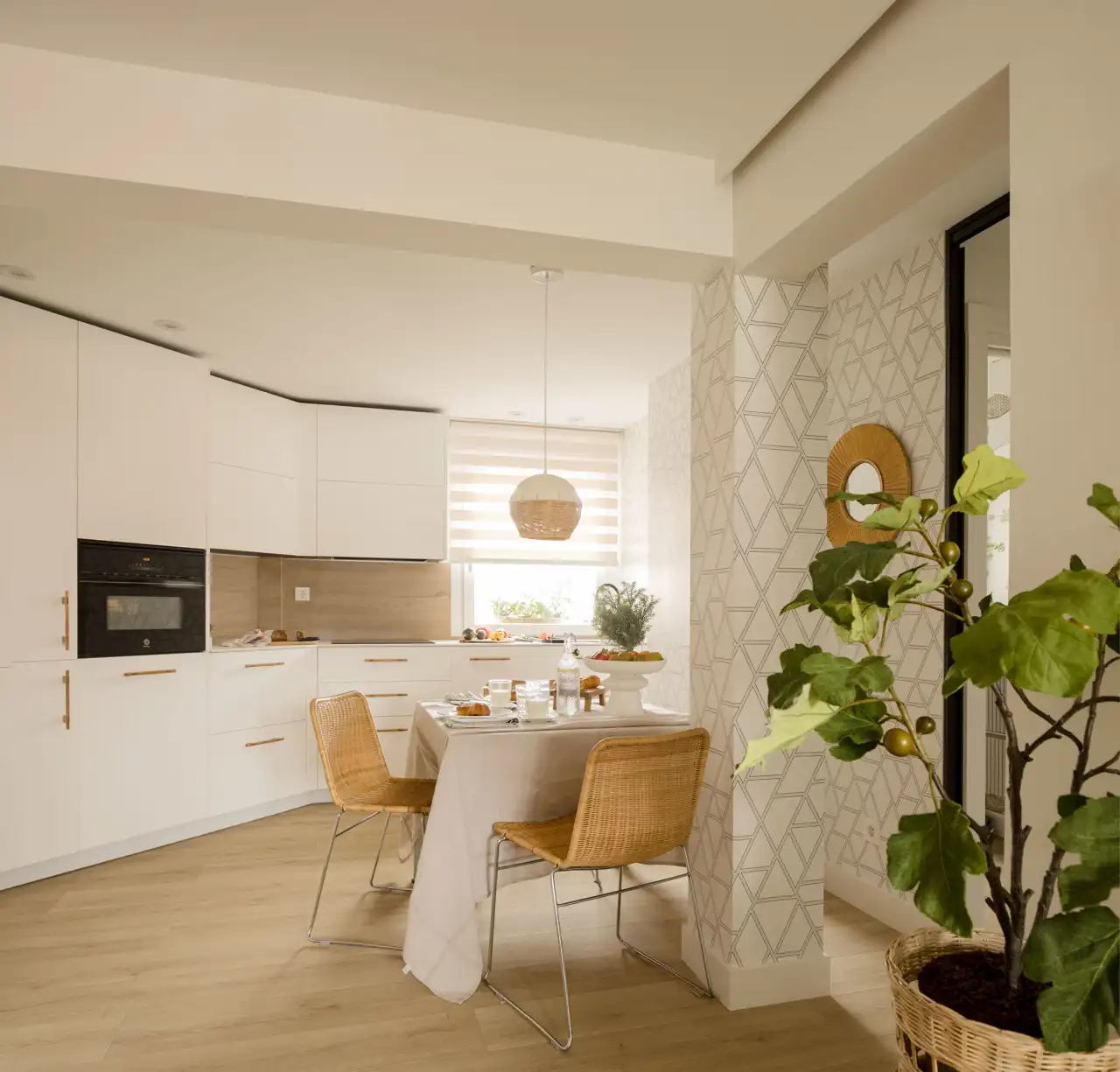 COCINA. Cocina diseñada por el estudio y fabricada por Carpintería Miaje, con mueble estratificado blanco y tiradores de madera. Papel pintado, de Coordonné.