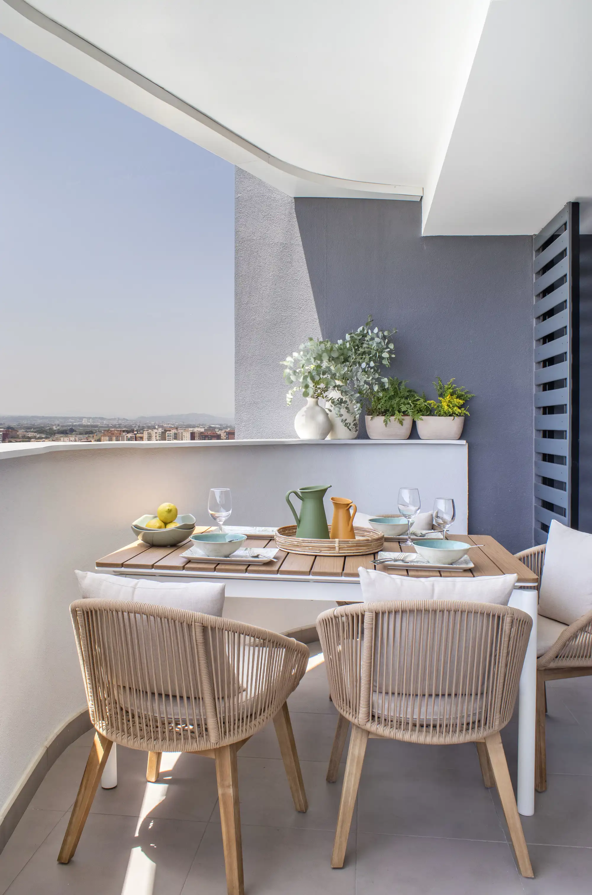 terraza con comedor en madera y fibras naturales