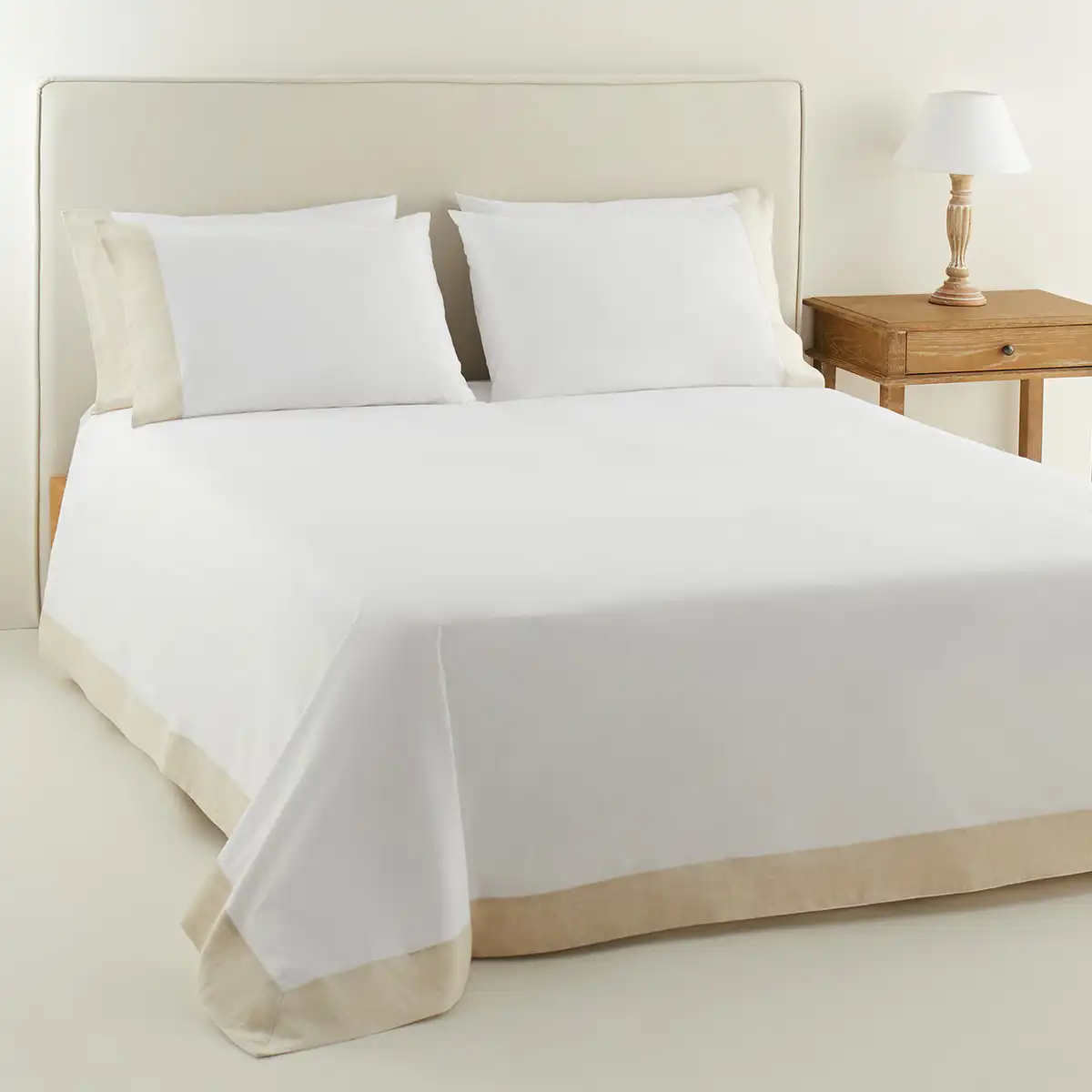 Cama con sábana blanca 