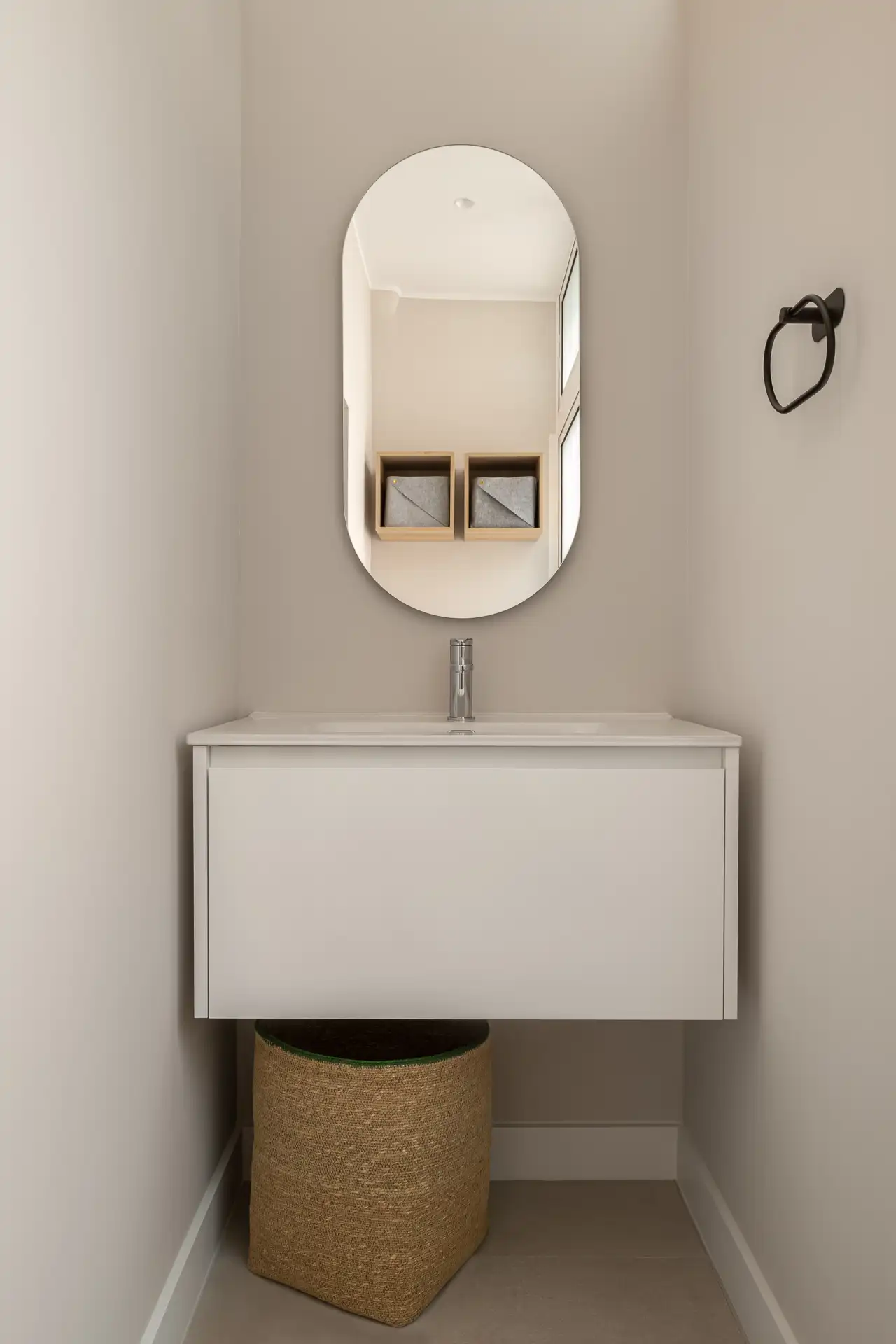 BAÑO. Mueble hecho a medida por un taller local. Cesta de Zara Home.