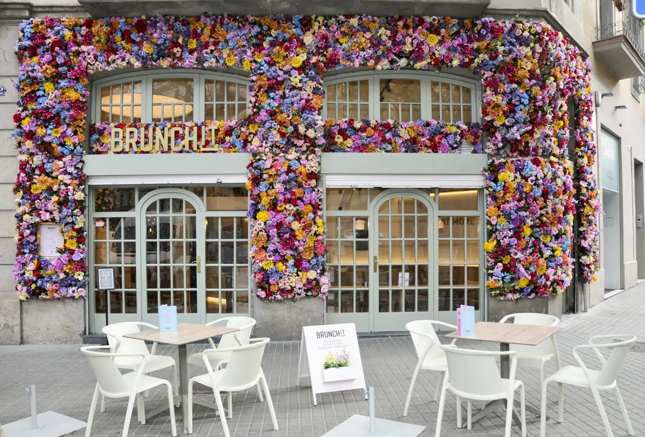  Brunchit Barcelona, una cafetería para amantes del diseño con muchas flores.