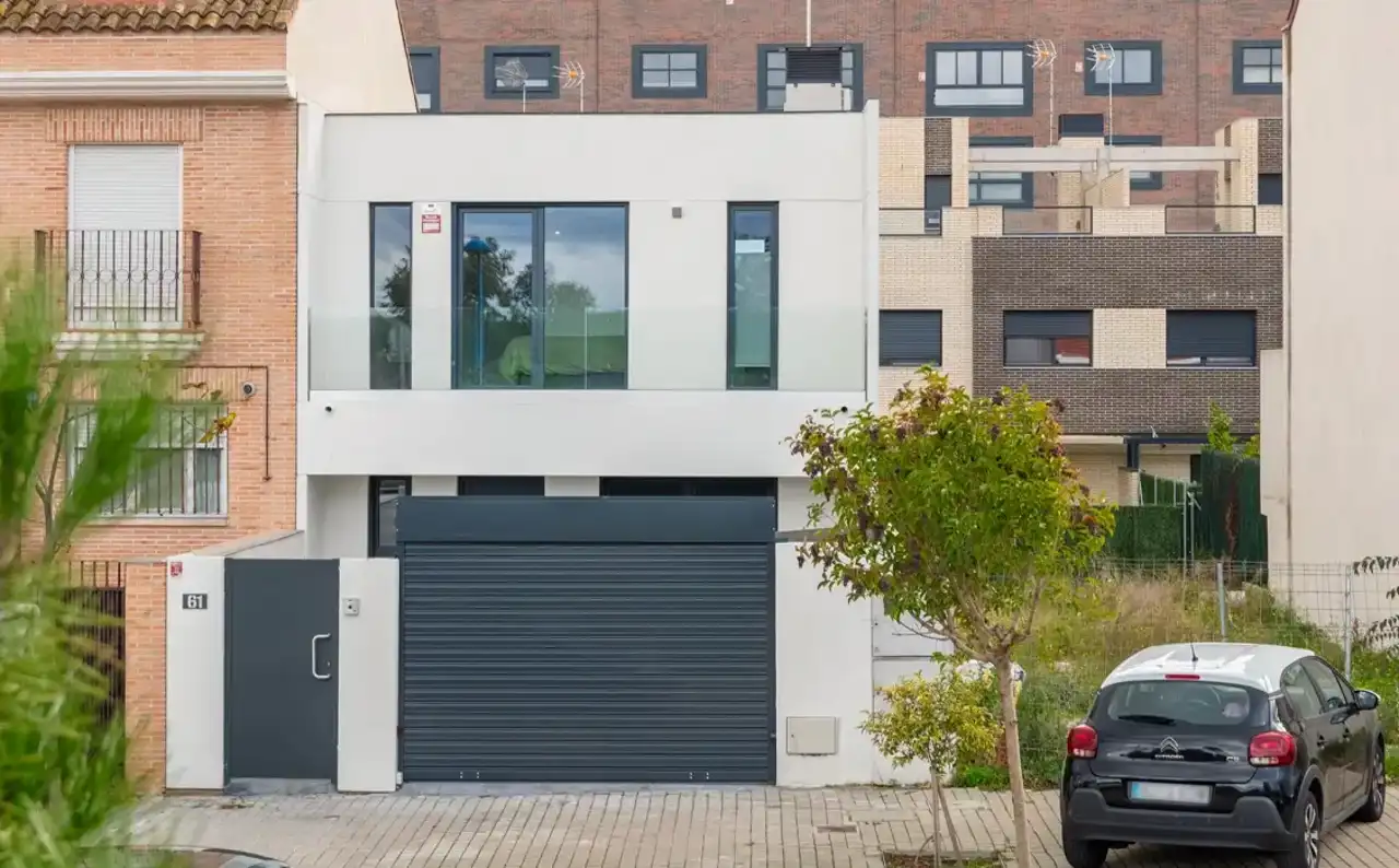 Casa adosada de dos plantas en Leganés, Madrid, de Modular Home