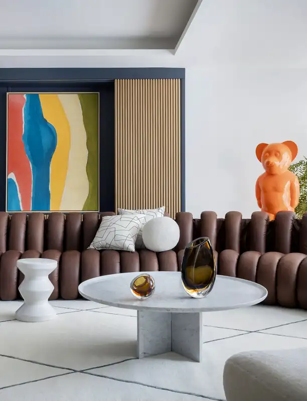 Cohabitar con arte: este piso de Madrid convertido en casa-estudio está lleno de curvas y colores vibrantes