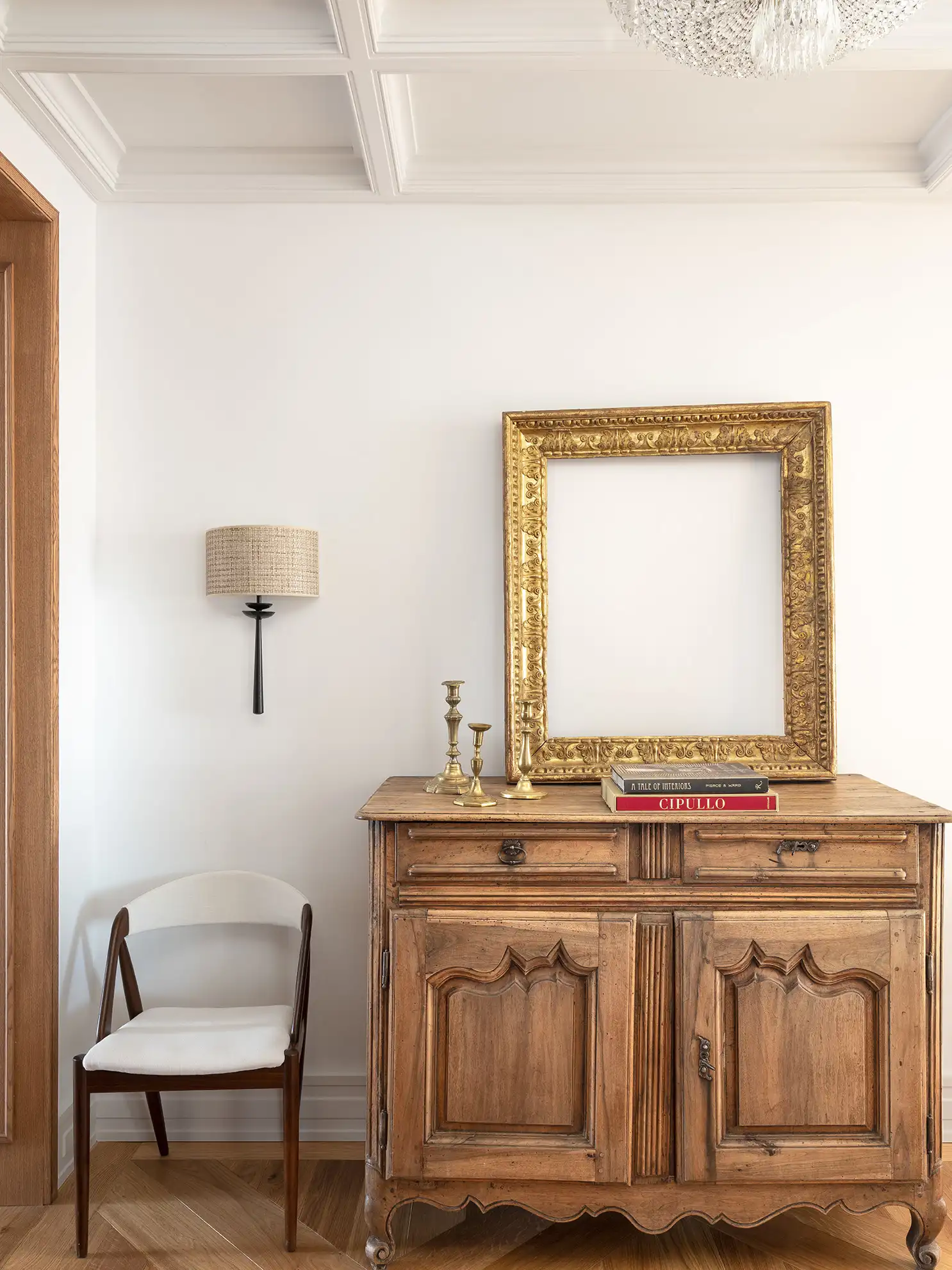 Mueble madera vintage con espejo clásico 